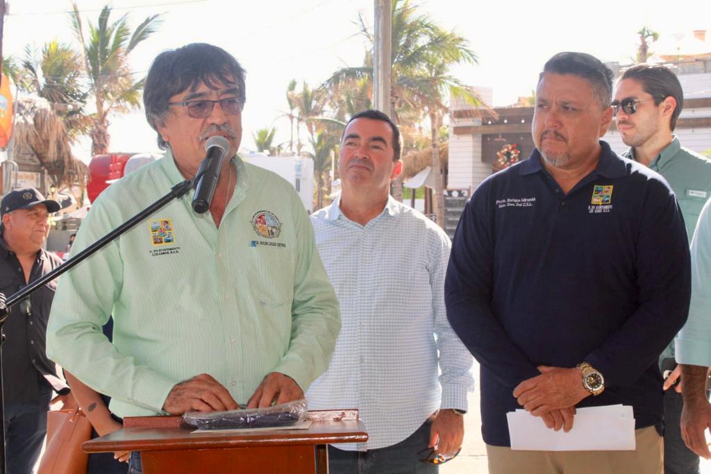 El alcalde de Los Cabos Oscar Leggs Castro recibió por parte de los Colonos de El Médano, una moto Honda 4X4 para el programa de tortugas&nbsp;marinas.