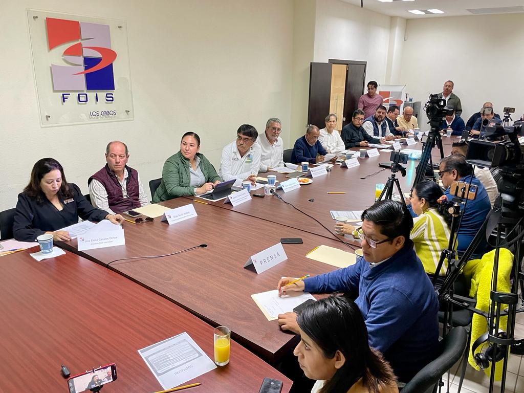 El presidente municipal de Los Cabos Oscar Leggs Castro informó que en conjunto al FOIS, el Gobierno de Los Cabos invertirá alrededor de $100 millones de pesos en 2 obras importantes que ya se tenían&nbsp;comprometidas.