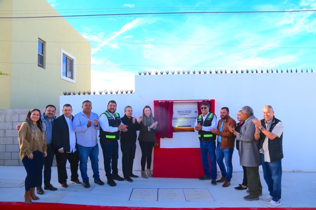 El presidente municipal de Los Cabos Oscar Leggs Castro, tuvo a bien encabezar la entrega de pavimentación integral de la calle Girasoles en la colonia Jacarandas de Cabo San&nbsp;Lucas.