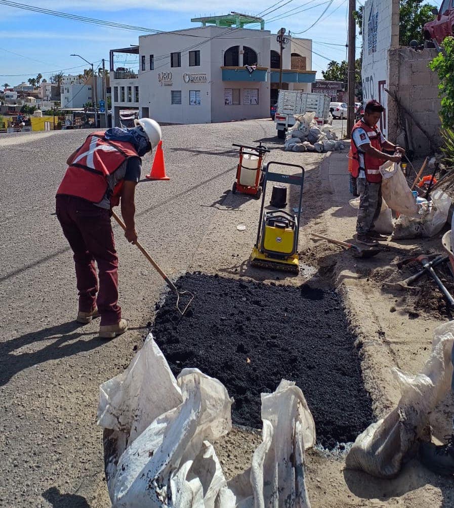 El Gobierno de Los Cabos que preside Oscar Leggs Castro mantiene los trabajos intensivos de bacheo en diferentes sectores de San José del&nbsp;Cabo.