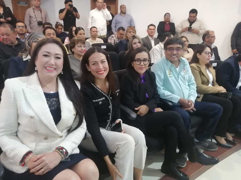 Desde la ciudad de La Paz en compañía de las alcaldesa y el gobernador Víctor Manuel Castro Cosío, reunidos en el Honorable Congreso del Estado para conmemorar el XLIX aniversario de la Promulgación de la Constitución de Baja California&nbsp;Sur.
