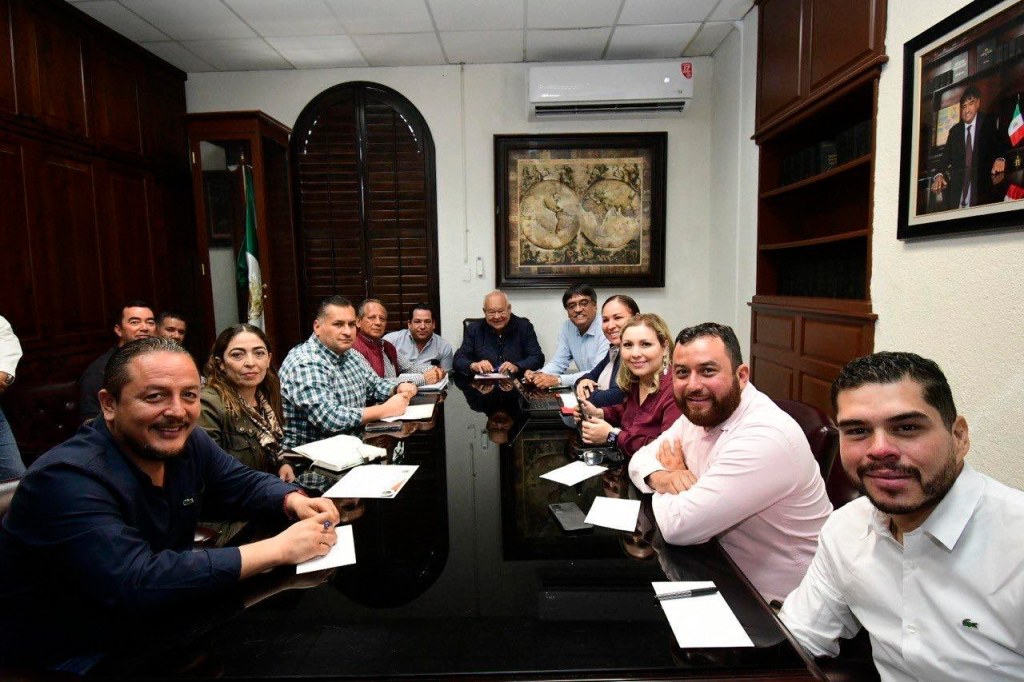 El presidente municipal Oscar Leggs Castro recibió en Palacio Municipal la vista del Gobernador de Baja California Sur Víctor Manuel Castro Cosío, para abordar y avanzar en el proceso de entrega-recepción de las áreas e infraestructura de&nbsp;FOANTUR.