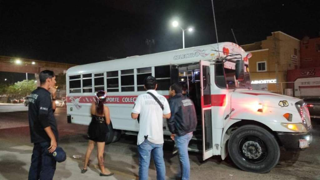 Elementos de la Dirección Municipal de Transporte del XIV Ayuntamiento de Los Cabos, se ha dado a la tarea de realizar inspecciones en las unidades del transporte público, con el objetivo de que se brinde un servicio adecuado a las personas&nbsp;usuarias.