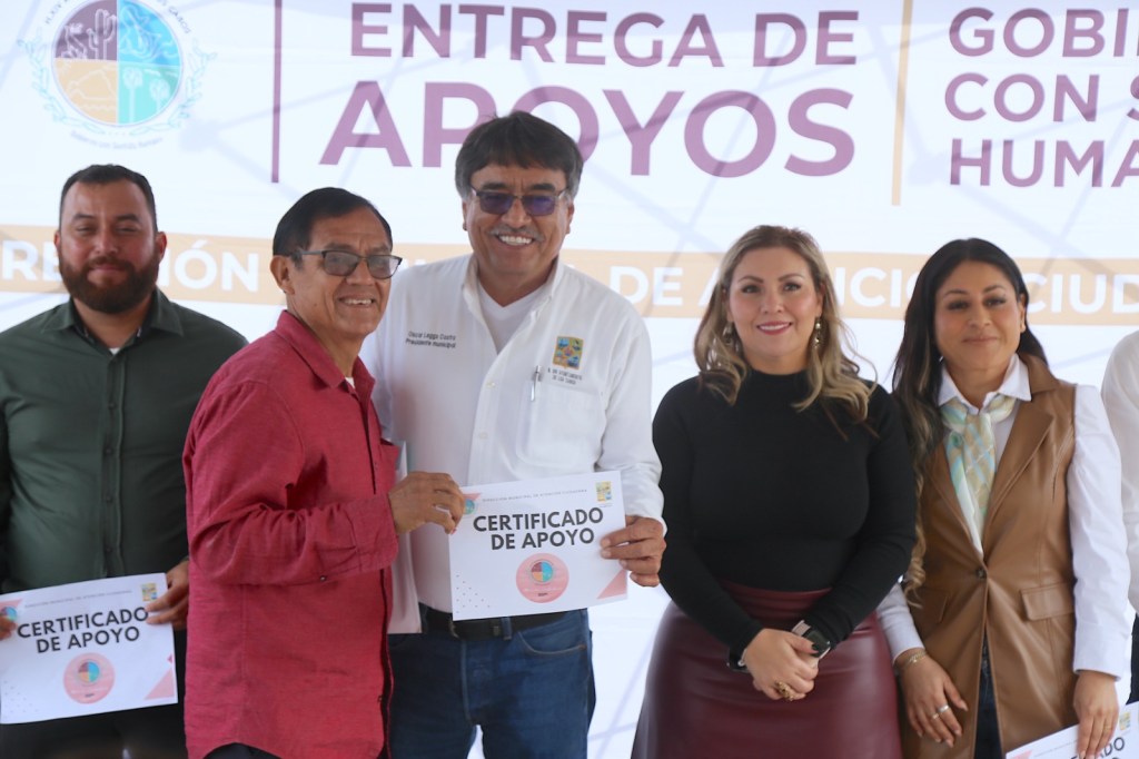 El presidente municipal de Los Cabos Oscar Leggs Castro, acompañado de regidoras y regidores del Honorable Cabildo iniciaron este 2024 con la entrega superior a 70 apoyos&nbsp;asistenciales.