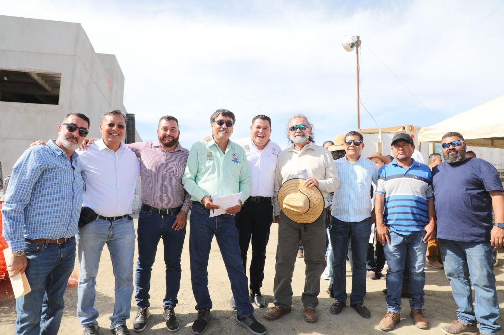 El presidente municipal Oscar Leggs Castro y el director general del Oomsapaslc, dieron el banderazo de inicio a la obra de la interconexión de red de agua potable y drenaje para la nueva clínica del&nbsp;ISSSTE.