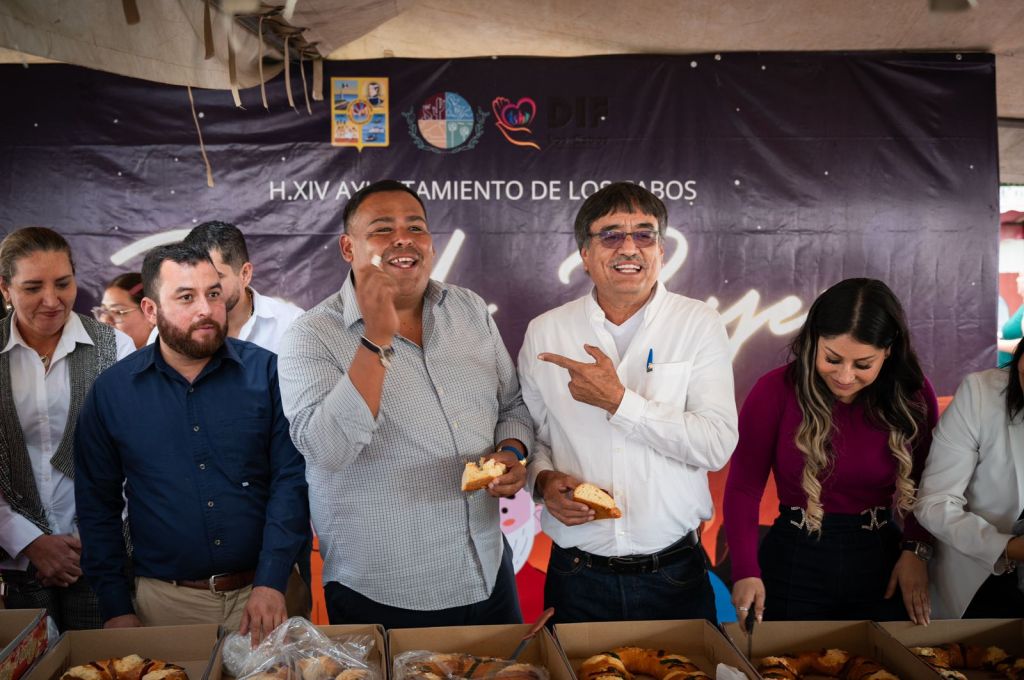 El alcalde de Los Cabos Oscar Leggs Castro realizó el tradicional corte de la rosca en la explanada de las oficinas delegacionales de Cabo San Lucas acompañado del delegado Raymundo Zamora&nbsp;Ceseña.