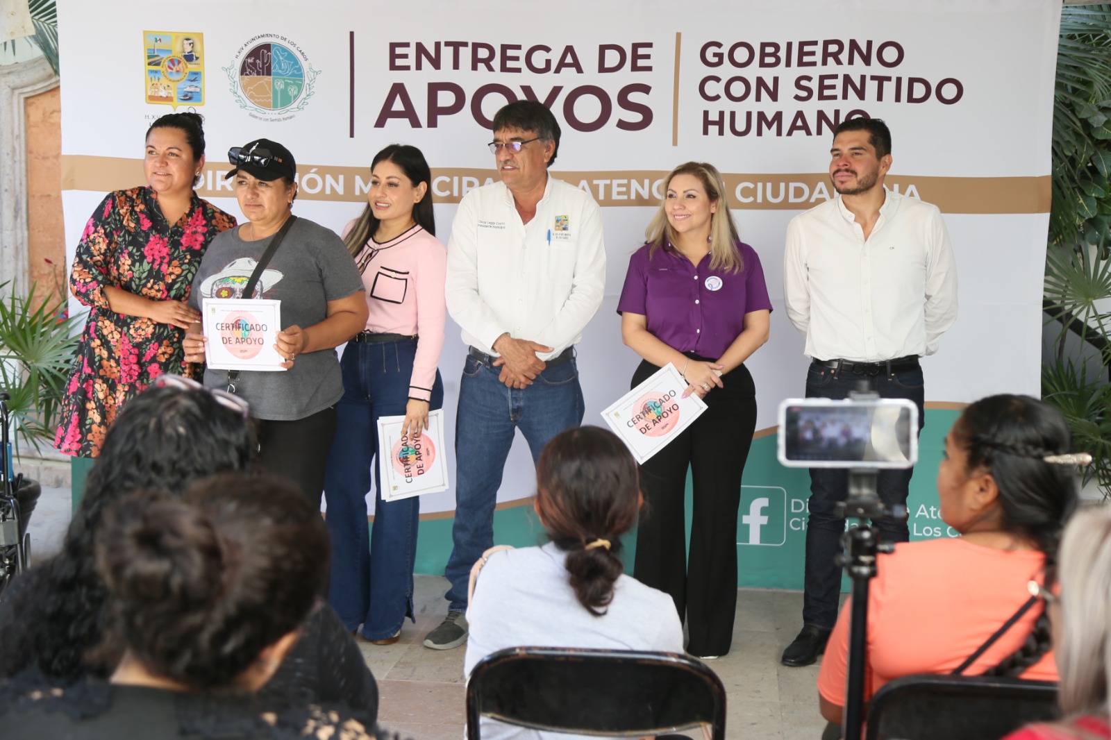 El alcalde de Los Cabos Oscar Leggs Castro, hizo entrega de 14 apoyos ...