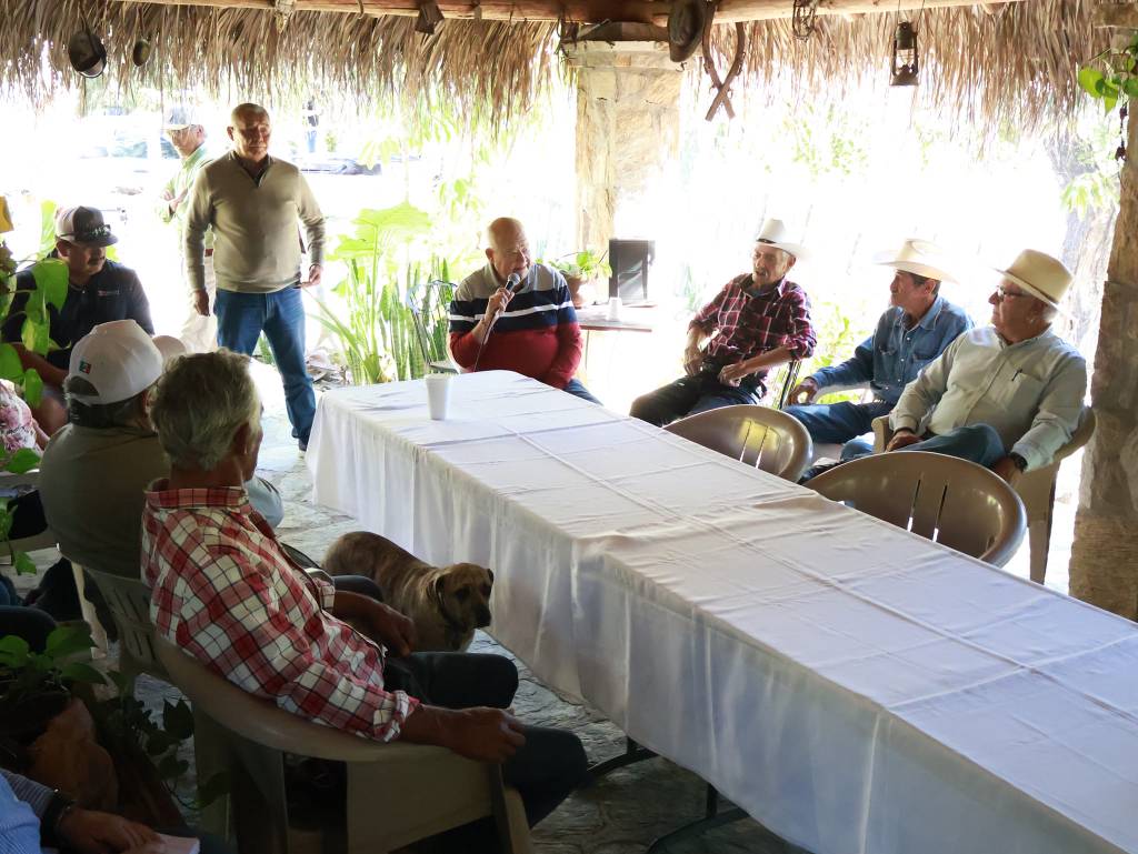 SE REÚNE GOBERNADOR VCC CON HABITANTES DE ZONA SERRANA DE TODOS&nbsp;SANTOS