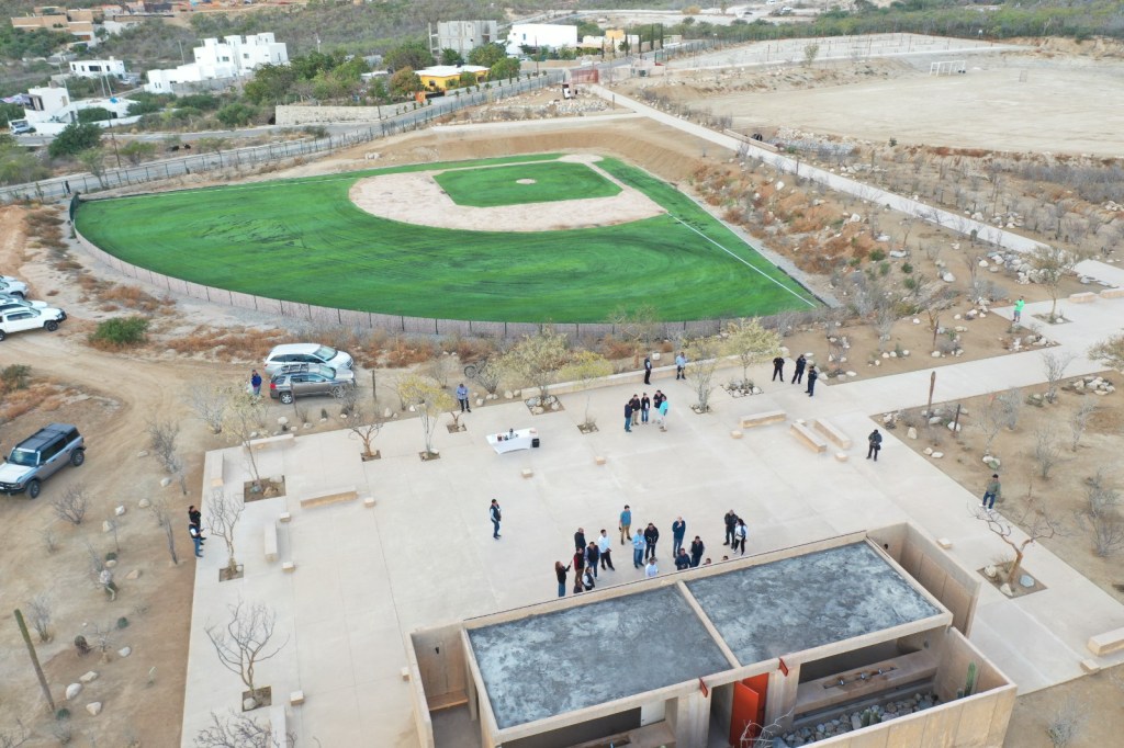 Con el Ayuntamiento de Los Cabos para beneficio de la población, la nueva Unidad Deportiva en el Rincón de La Playa ya presenta avances sustanciales en su 1ra etapa de&nbsp;desarrollo.