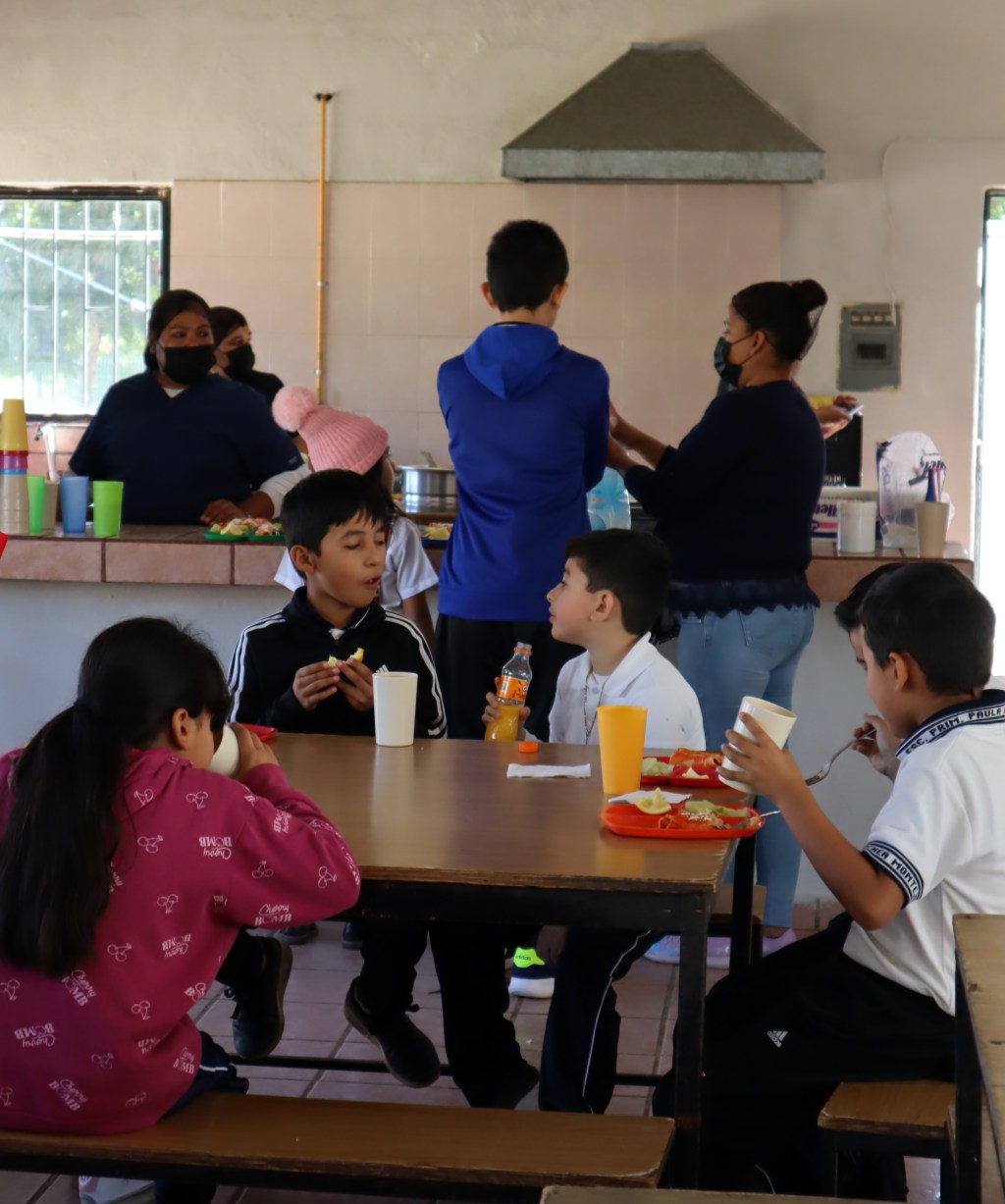 La Coordinación de Desayunadores Escolares del Sistema Municipal DIF Los Cabos, sigue trabajando de manera permanente en la elaboración, distribución y entrega de desayunos calientes, a estudiantes de preescolar, primaria y secundaria en San José del&nbsp;Cabo.