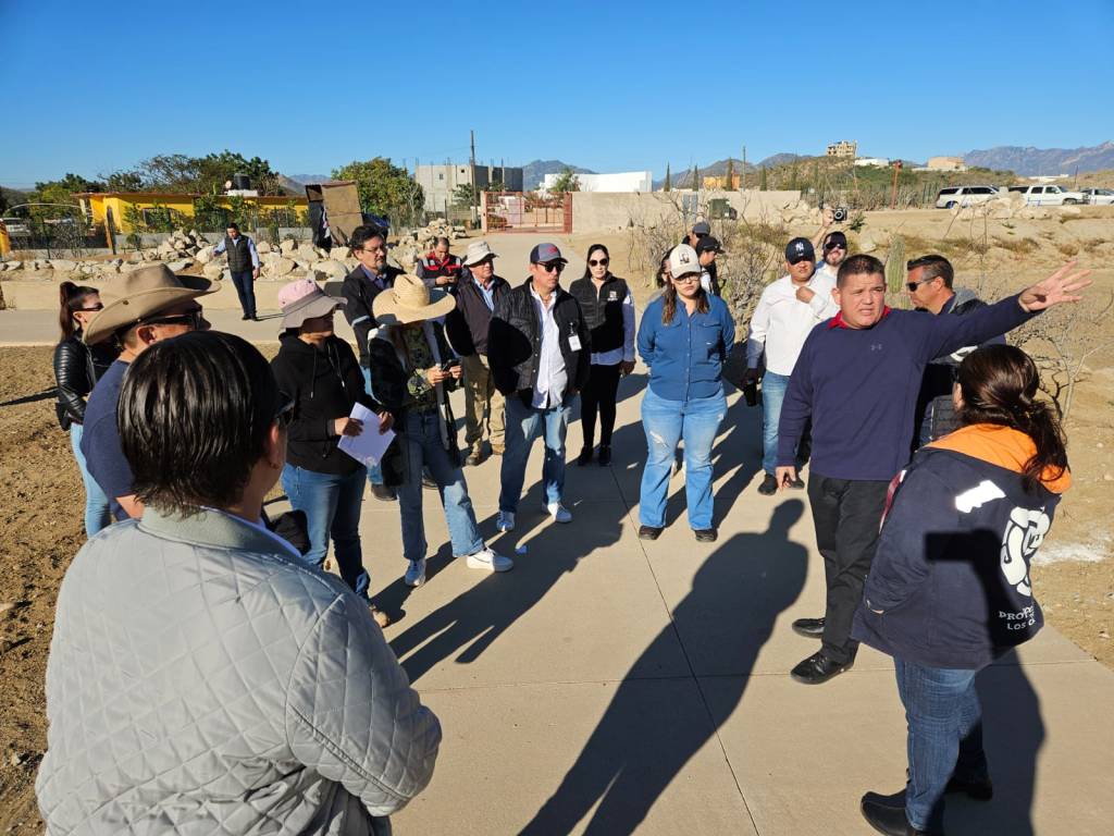 Autoridades del XIV Ayuntamiento de Los Cabos,  realizaron una visita al sitio donde se construye la nueva unidad deportiva en la comunidad de La&nbsp;Playa,