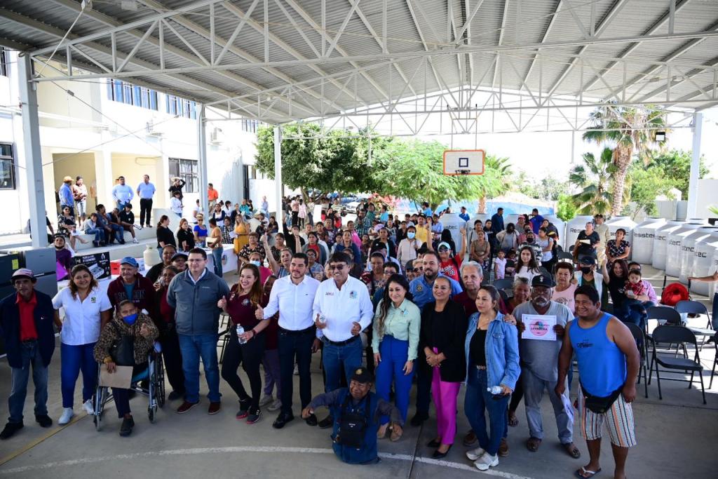 El alcalde Oscar Leggs Castro realizó la entrega de apoyos asistenciales en Cabo San Lucas, acto que se desarrolló en la explanada del nuevo edificio&nbsp;delegacional.