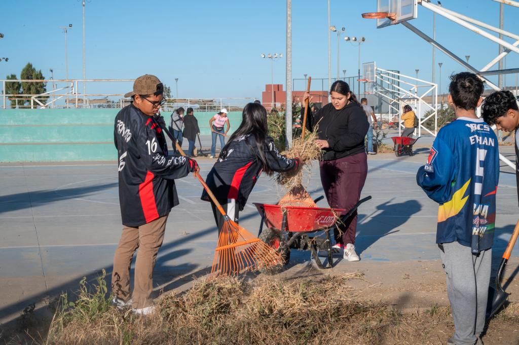 El XIV Ayuntamiento que preside el alcalde Oscar Leggs Castro, llevó a cabo una jornada de limpieza en el espacio recreativo y deportivo de las canchas de usos múltiples anexas al estadio Don Koll en Cabo San Lucas. 