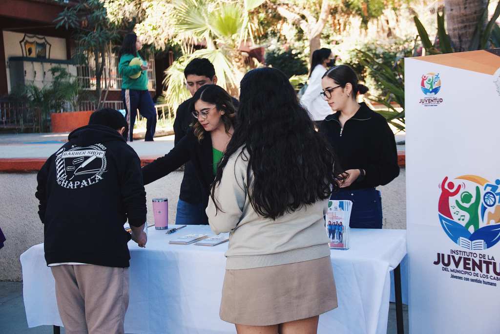 El Gobierno de Los Cabos a través del Instituto de la Juventud, realiza la colocación de módulos con temas sobre violencia,&nbsp;adicciones.