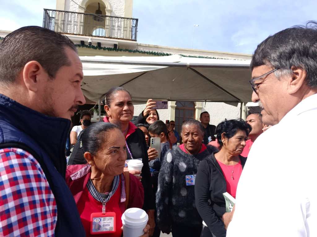 Decenas de personas acudieron con el I regidor del XIV Ayuntamiento de Los Cabos que encabeza Oscar Leggs Castro, Rogelio Tornero Carrillo, para hacerle llegar algunas&nbsp;dudas.