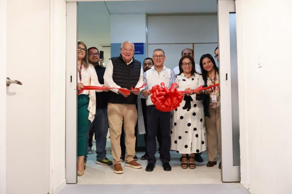 GOBERNADOR VCC Y DIRECTOR GENERAL DEL ISSSTE, ENTREGAN RESONADOR MAGNÉTICO EN LA&nbsp;PAZ