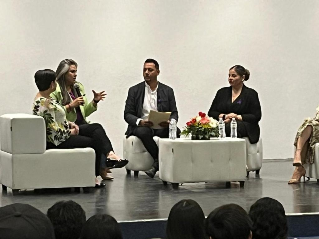 Se efectuó un foro con la participación de mujeres que con una amplia trayectoria compartieron con las personas presentes las&nbsp;experiencias..