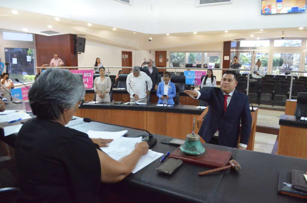 Rindió protesta como diputado del Distrito VII Ismael Rodríguez&nbsp;Piña