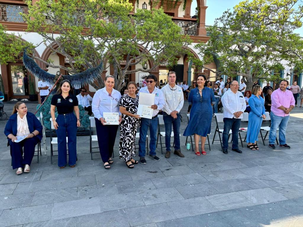 El presidente municipal Oscar Leggs Castro encabezó los honores a la bandera nacional en la explanada de Palacio Municipal, evento a cargo del personal de la Dirección Municipal de Comunicación&nbsp;Social.