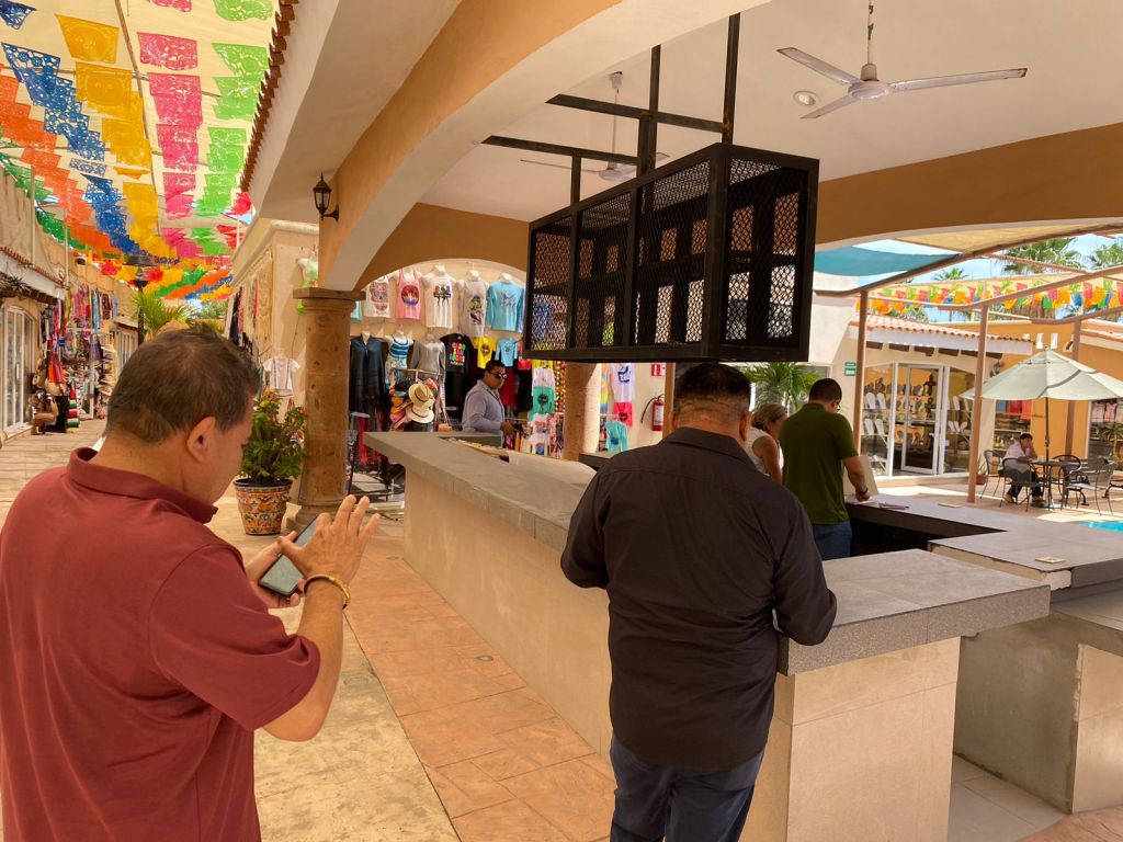 Elementos del Consejo de Giros Restringidos en el municipio, realizaron un recorrido por abarrotes, depositos, minisúpers, supermercados, bares y&nbsp;restaurantes.