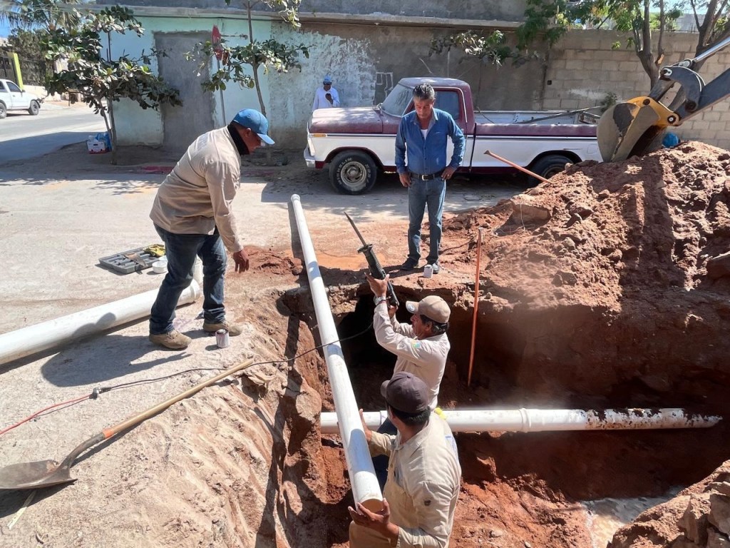 El equipo de Agua Potable de Los Cabos, realizó trabajos de interconexión de tubería e instalación de válvula en las líneas que distribuyen agua potable al&nbsp;sector.