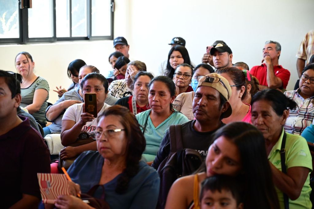 Autoridades del Gobierno de Los Cabos sostuvieron una mesa de trabajo con integrantes de la organizacion Antorcha&nbsp;Campesina.