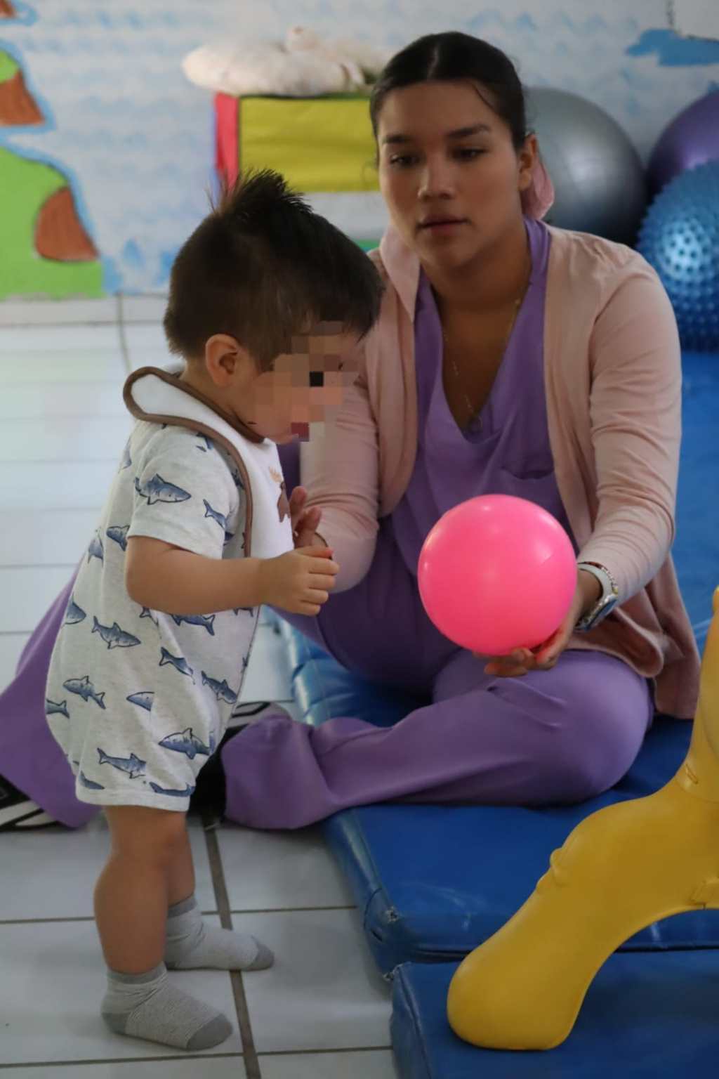 El Sistema Municipal DIF Los Cabos, brindó atención a 111 niñas y niños mediante terapias fisiológicas y ejercicios para el desarrollo de las facultades cognitivas y&nbsp;sociales.