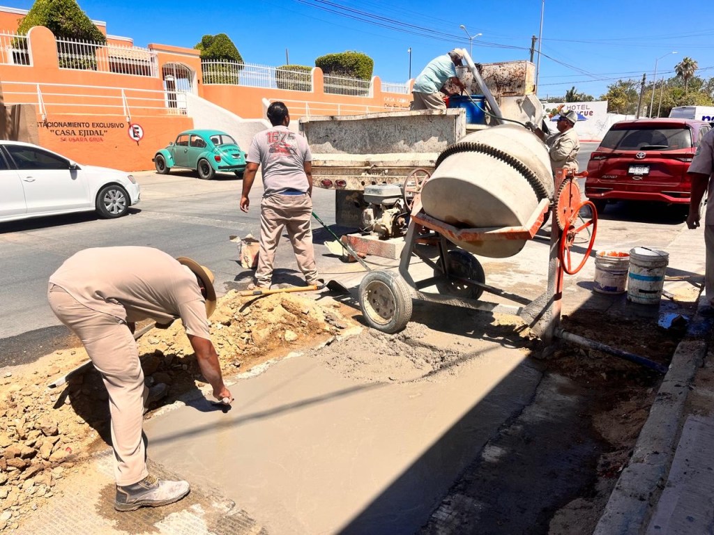 Se da seguimiento a la rehabilitación de las calles con la reparación de baches que se producen luego de las reparaciones de fugas, en el municipio de Los&nbsp;Cabos