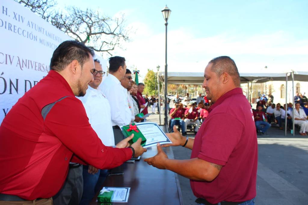 Autoridades municipales llevaron a cabo la entrega de reconocimientos a personas servidoras&nbsp;públicas.