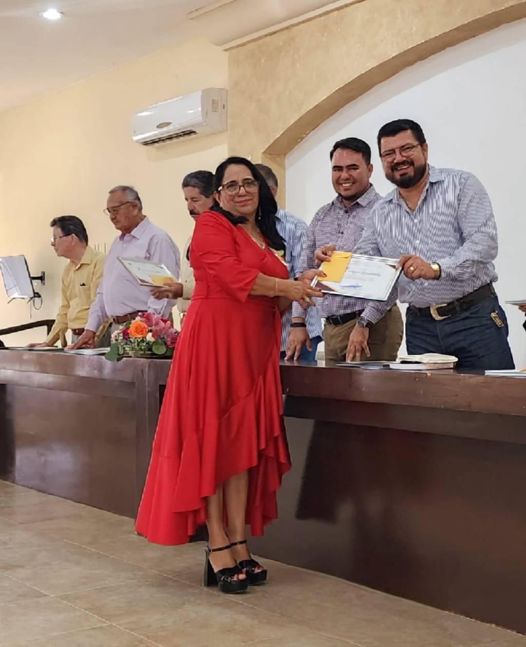 Con motivo de la celebración del Día de la Maestra y Maestro, autoridades del Gobierno de Los Cabos y de la Dirección Municipal de Educación, entregaron a 50 docentes estímulos y reconocimientos por años de&nbsp;trabajo.