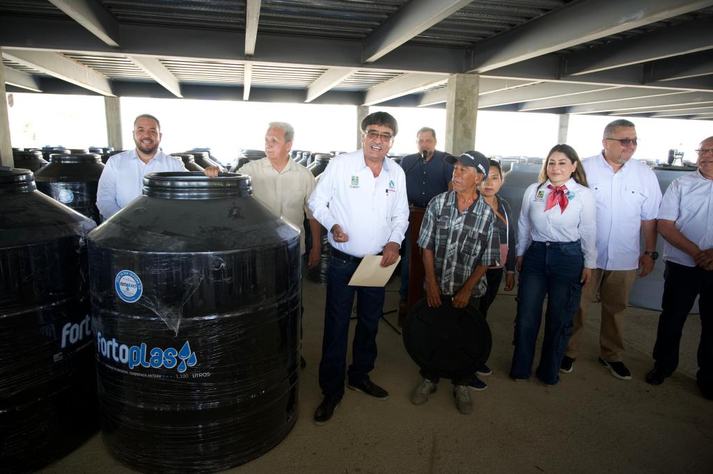 El presidente municipal de la H. XIV Administración municipal Oscar Leggs  Castro, hizo la entrega de 150 tinacos a familias de Cabo San&nbsp;Lucas.