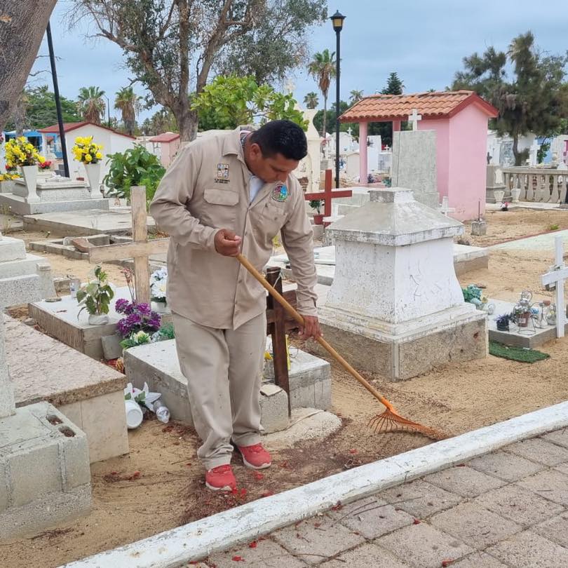 La Dirección General de Servicios Públicos,  continúa trabajando activamente en el mantenimiento y limpieza de todos los cementerios del municipio de Los&nbsp;Cabos.