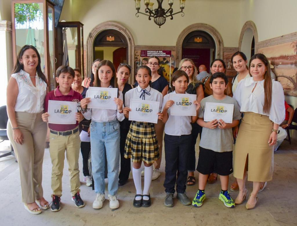 El XIV Ayuntamiento de Los Cabos que preside Oscar Leggs Castro, entregó 12 apoyos económicos a quienes integran el Cabildo Infantil para la adquisición de equipos de&nbsp;cómputo.