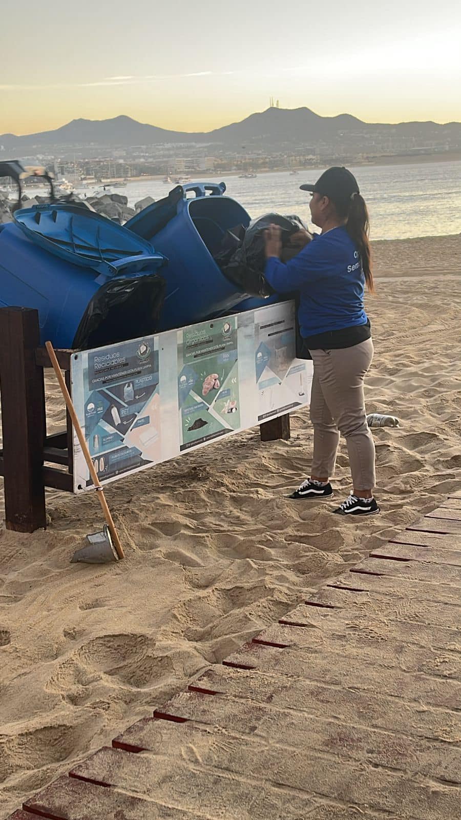 Personal de ZOFEMAT del Gobierno Municipal de Los Cabos, continúa con sus esfuerzos de limpieza y preservación de las playas de este destino&nbsp;turístico.