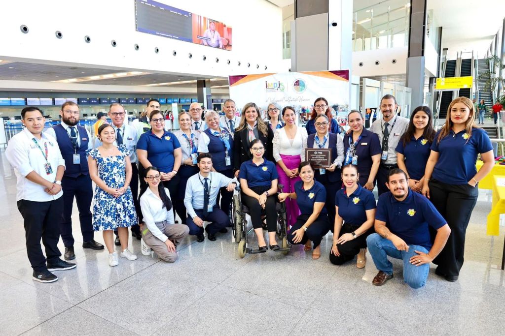 El XIV Ayuntamiento de Los Cabos que preside Oscar Leggs Castro, organizó un taller de sensibilización sobre discapacidad dirigido al personal de la aerolínea American&nbsp;Airlines.