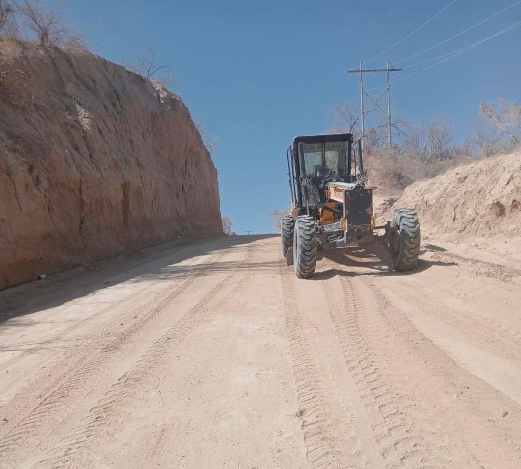 elementos de la Dirección General de Servicios Públicos, llevaron a cabo una importante labor de nivelación y rastreo en caminos alternos al&nbsp;municipio.