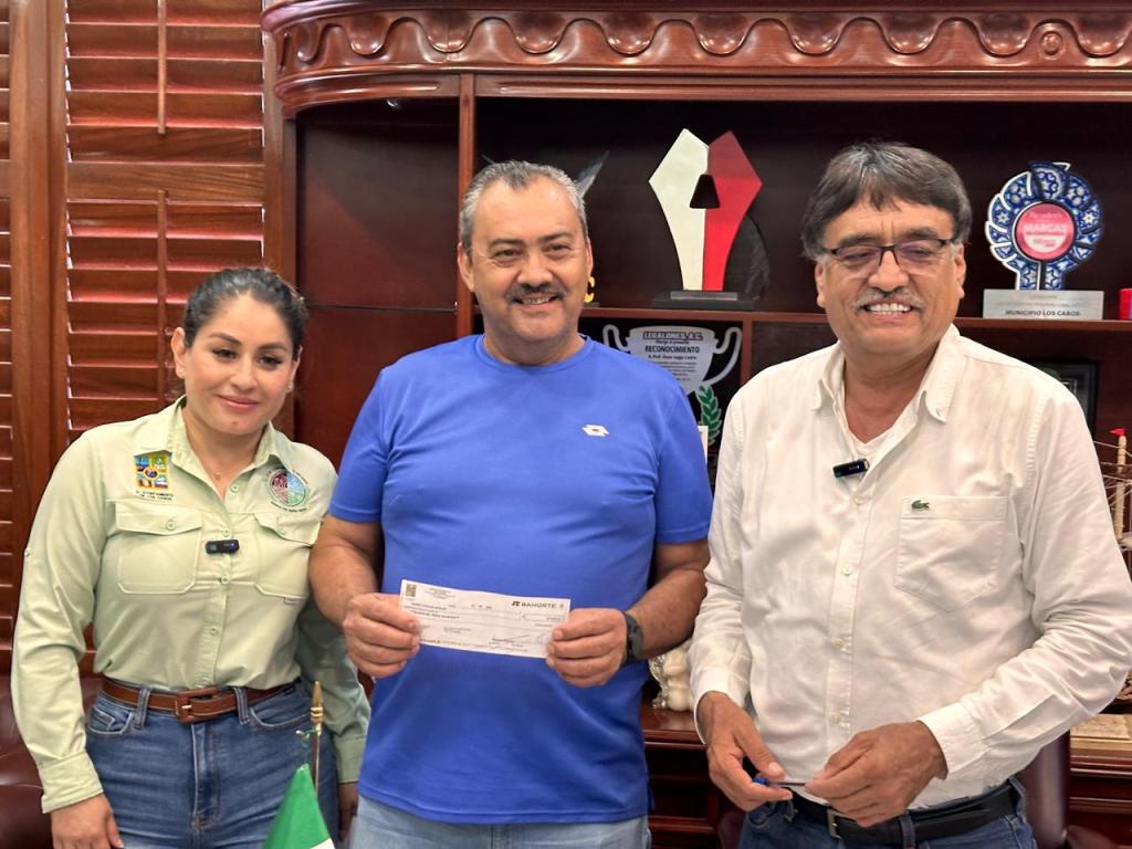 En el despacho del presidente municipal Oscar Leggs Castro, se hizo entrega a un ciudadano de un apoyo económico para cubirir los gastos de su cirugía de&nbsp;rodilla.