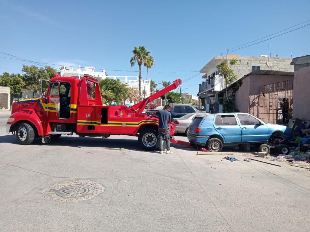 El Ayuntamiento de Los Cabos, retira vehículos chatarra en estado de abandono sobre las diversas vialidades del municipio&nbsp;cabeño.