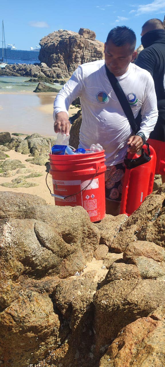 El Gobierno de Los Cabos por medio de guardavidas adscritos en la Coordinación Municipal de ZOFEMAT, continúa implementando acciones de limpieza en el fondo&nbsp;marino.