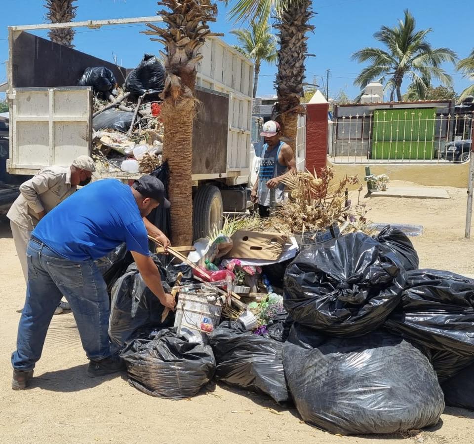 La Dirección General de Servicios Públicos,  intensificó sus labores de limpieza y retiro de maleza en todos los panteones del&nbsp;municipio.