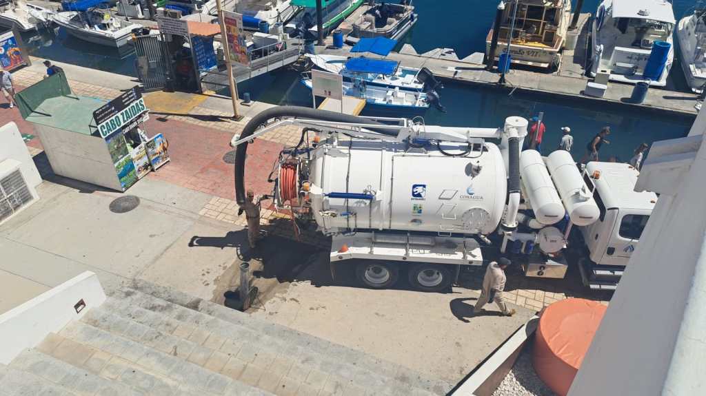 El personal del Organismo Operador Municipal del Sistema de Agua Potable, de Los Cabos, trabaja diariamente en atender los reportes de derrames que se&nbsp;ocasionan.