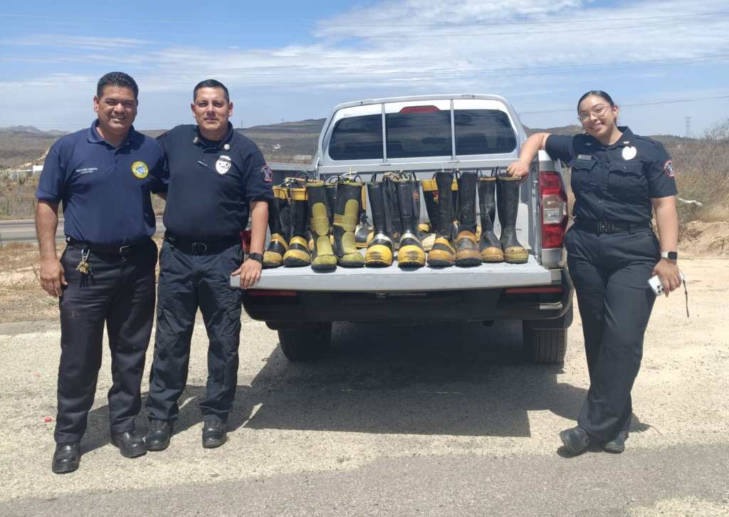 El H. Cuerpo de Bomberos y Rescatistas de Cabo San Lucas, entregó 20 pares de botas de combate, al H. Cuerpo de Bomberos de La Paz, Baja California&nbsp;Sur.