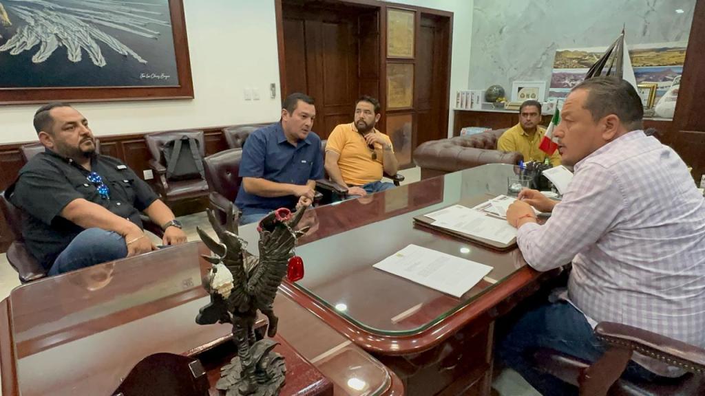 Autoridades municipales, atendieron este jueves a personal de la Cruz Roja Mexicana, para dar continuidad a la solicitud de plazas&nbsp;laborales.