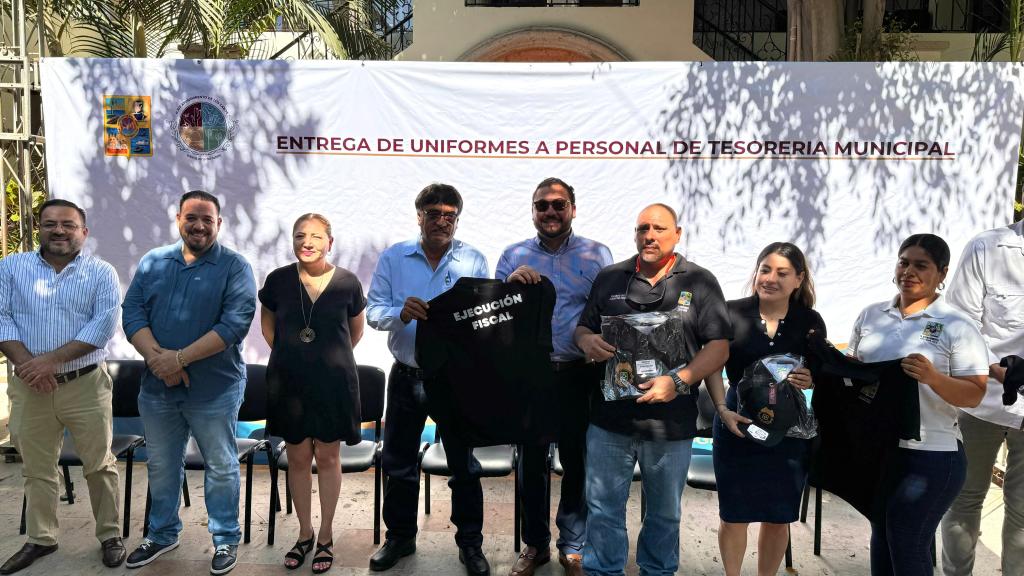 El alcalde de Los Cabos Oscar Leggs Castro hizo entrega de 105 uniformes completos a las y los&nbsp;inspectores..