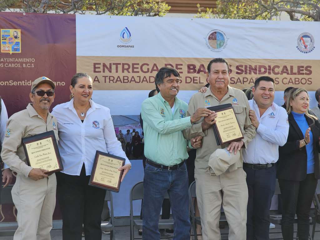 Oscar Leggs Castro, encabezó la entrega de bases sindicales al personal del Organismo Operador Municipal del Sistema de Agua Potable, Alcantarillado y Saneamiento de Los&nbsp;Cabos