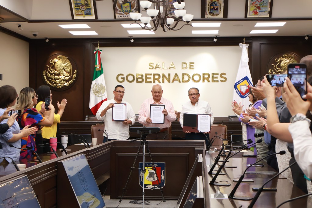 FIRMA GOBERNADOR VMCC CESIÓN DE DERECHOS DE LA FRECUENCIA 99.9 FM A LA&nbsp;UABCS.