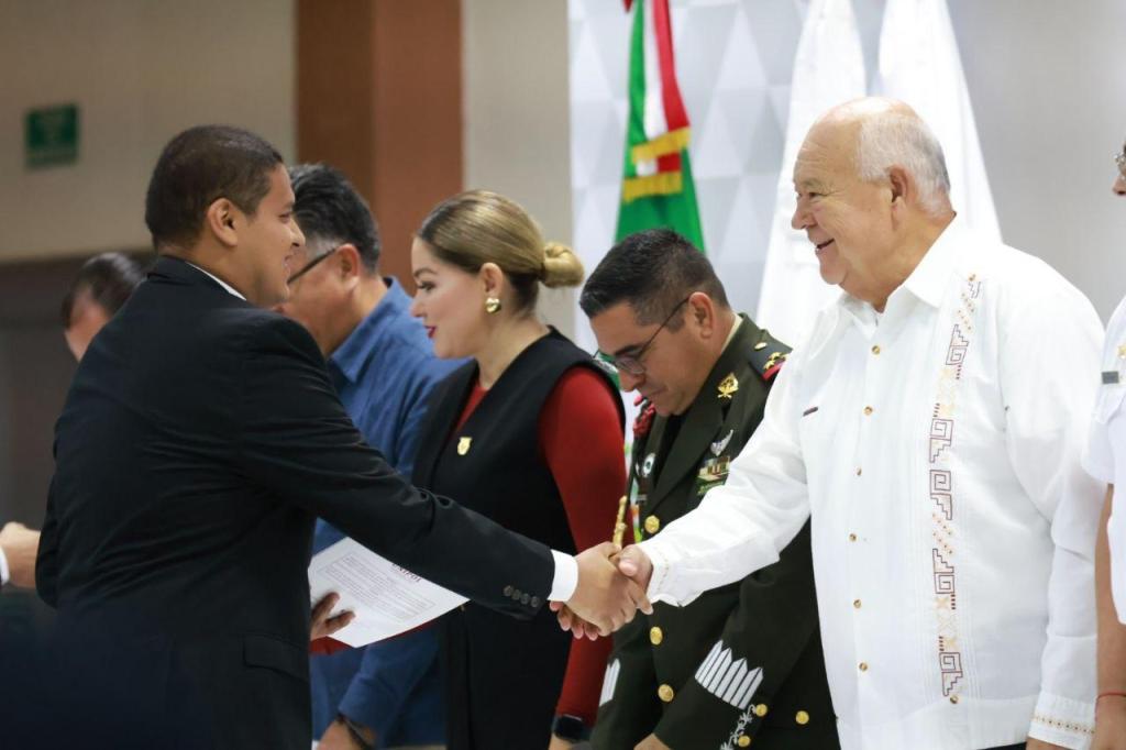 RECONOCE VÍCTOR CASTRO COSÍO LA PROFESIONALIZACIÓN DE 21 NUEVOS AGENTES DE INVESTIGACIÓN CRIMINAL DE LA&nbsp;PGJE.