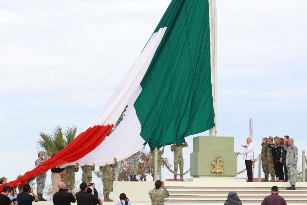 Gobernador de Baja California Sur encabeza ceremonia de izamiento de la&nbsp;bandera