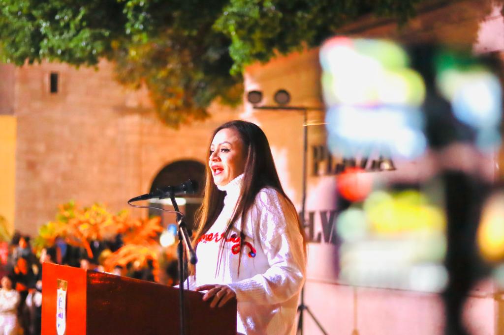 Paz Ochoa ilumina el espíritu navideño de Loreto con un espectacular encendido del&nbsp;árbol