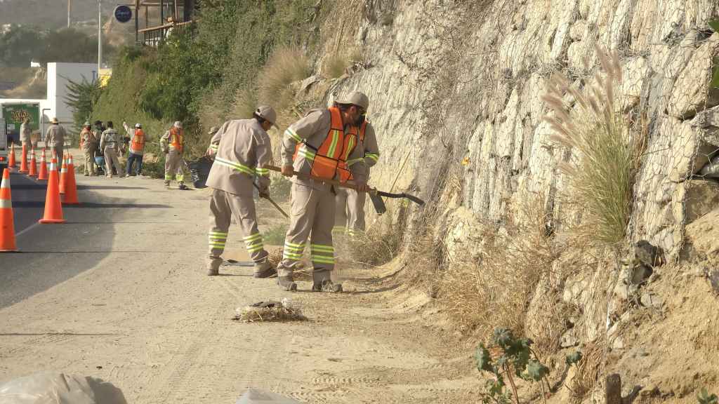 Los Cabos Refuerza la Limpieza de la Carretera Transpeninsular para Beneficio de Residentes y&nbsp;Turistas
